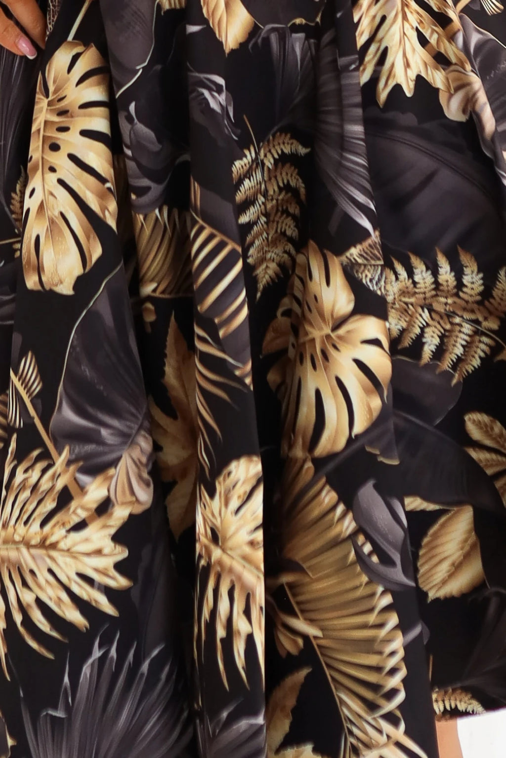 114-18 Rochie midi neagră cu partea de sus elegantă și partea de jos evazată - frunze aurii