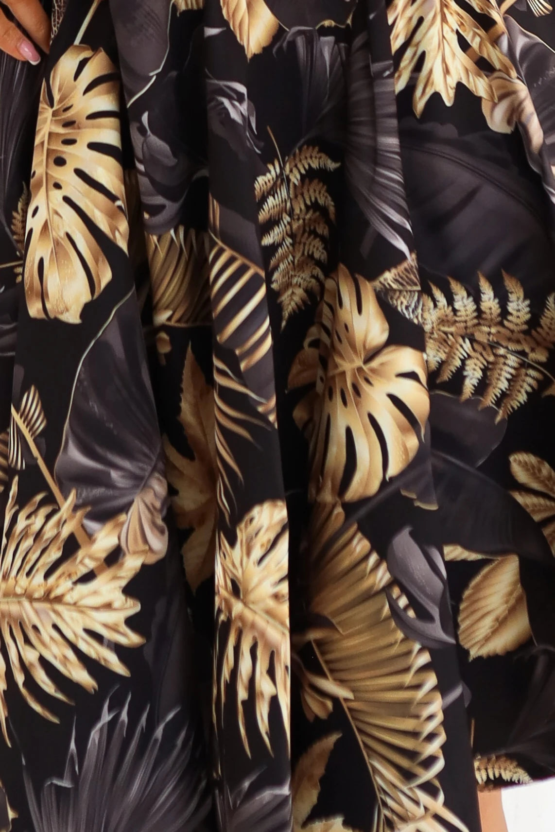 114-18 Rochie midi neagră cu partea de sus elegantă și partea de jos evazată - frunze aurii