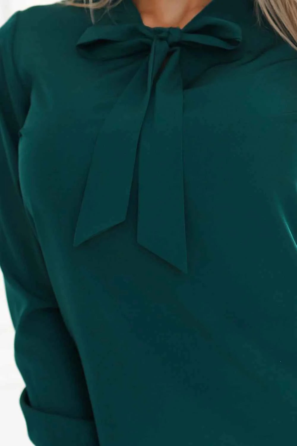 140-24 Bluză business cu mâneci lungi și cravate în față - verde