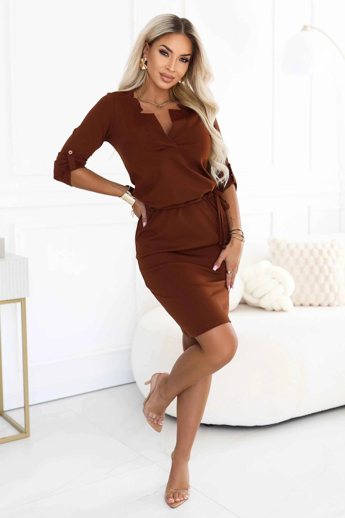 161-20 AGATA Rochie mini casual, cu șnur în talie - maro scorțișoară