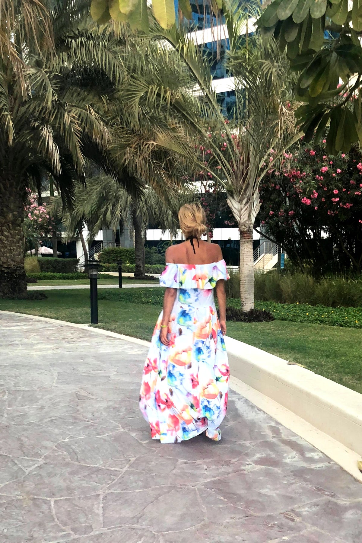 194-5 Rochie lungă de vară cu curea - model de flori colorate ?