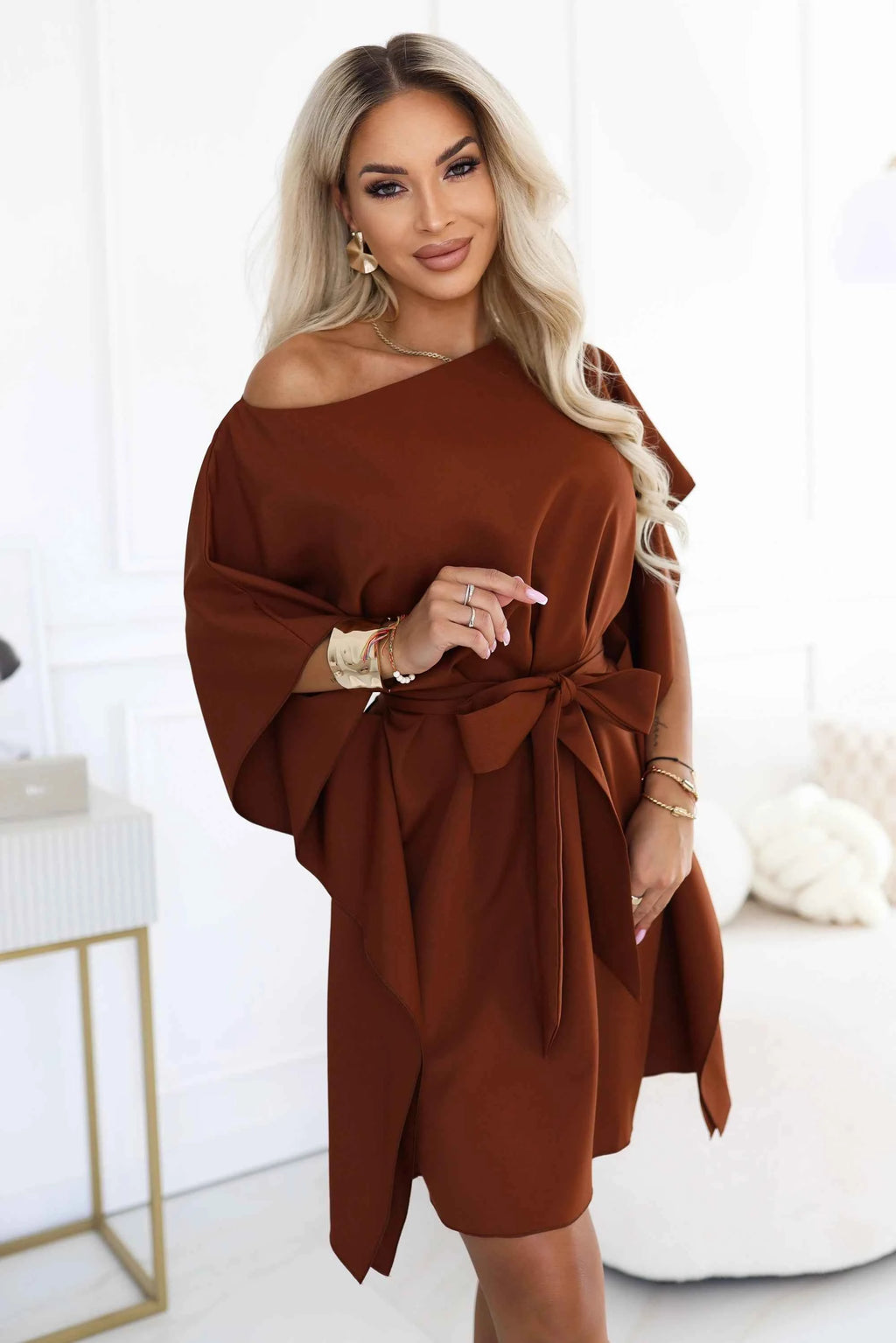 287-45 SOFIA Rochie feminină tip fluture, cu șnur în talie - maro scorțișoară
