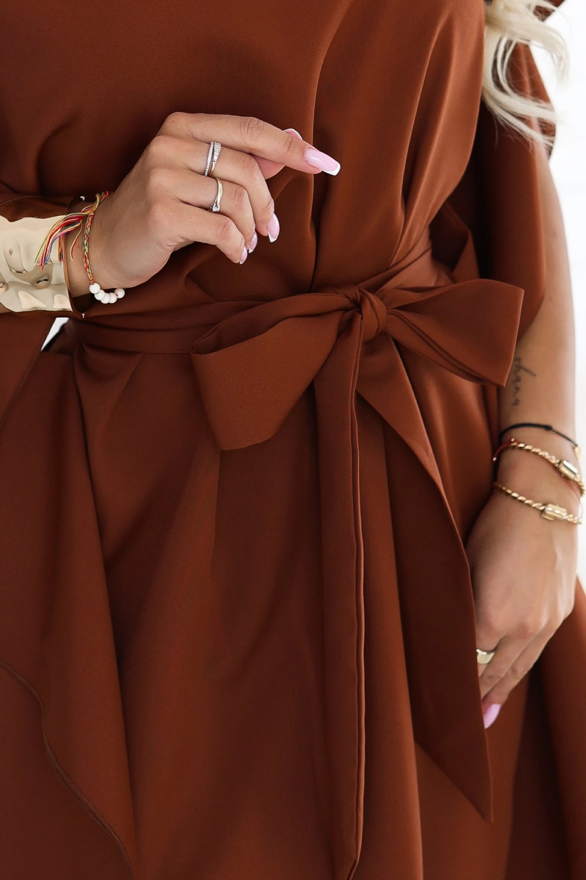 287-45 SOFIA Rochie feminină tip fluture, cu șnur în talie - maro scorțișoară