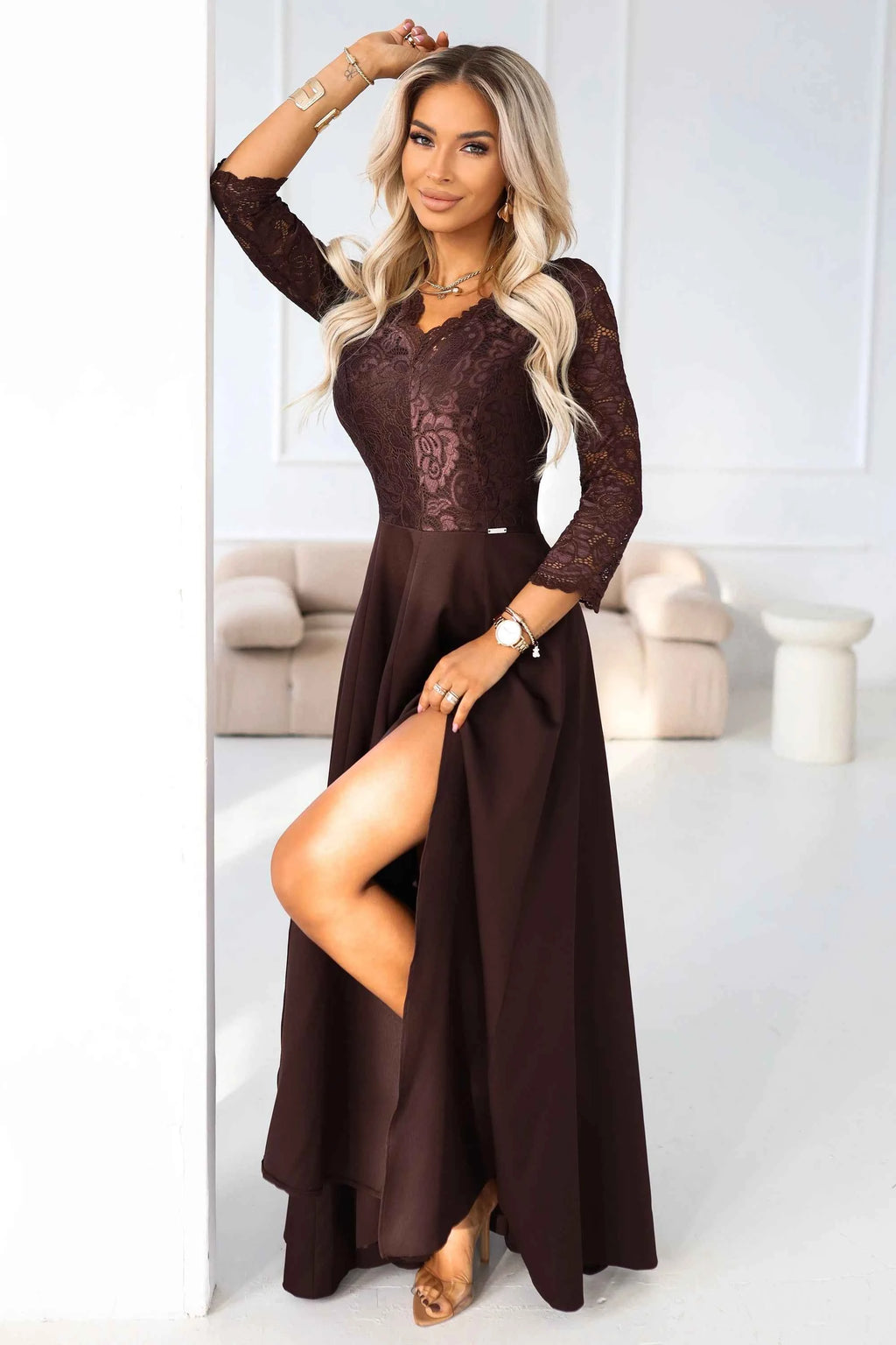 309-14 AMBER Rochie lungă elegantă din dantelă cu decolteu - ciocolatiu