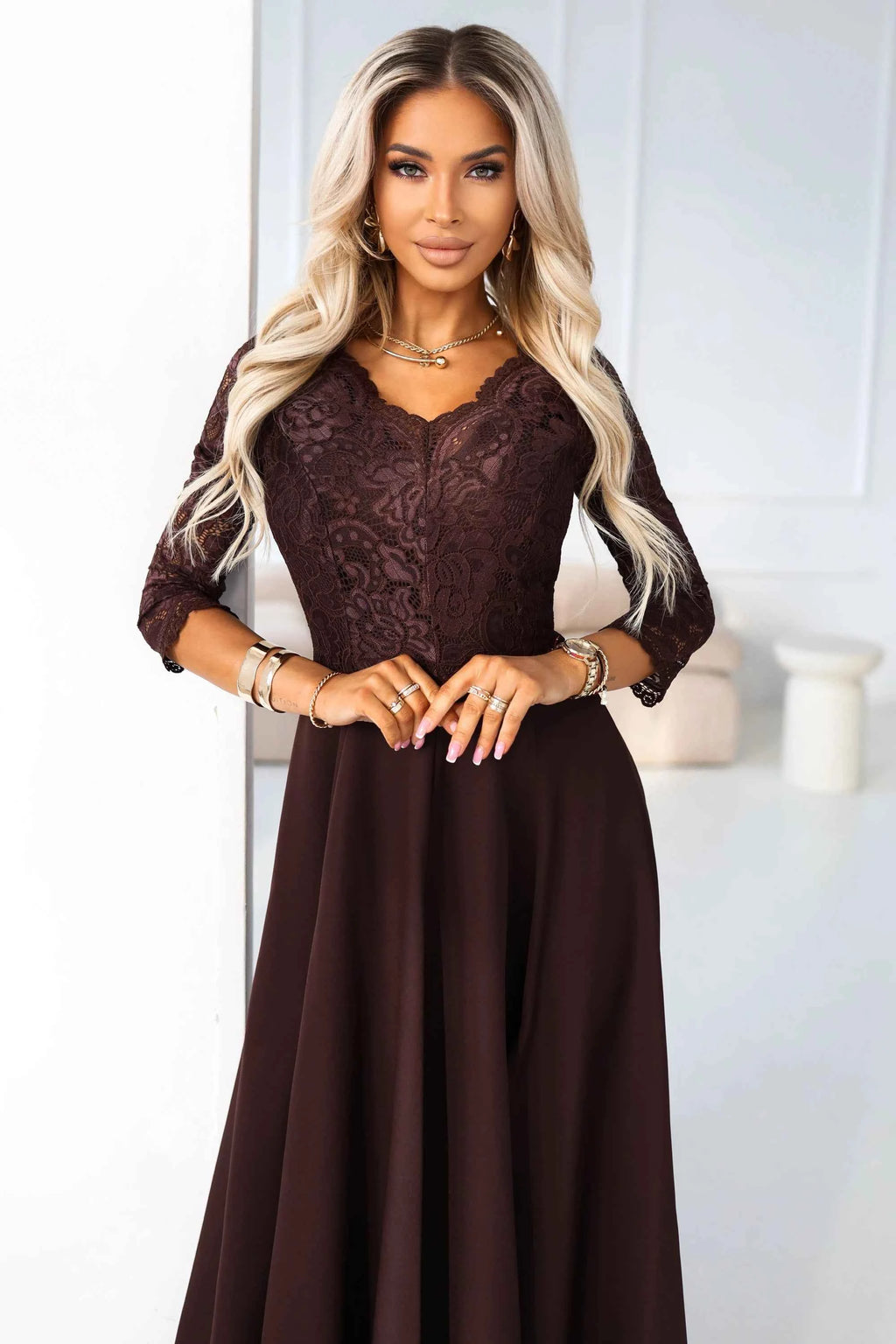 309-14 AMBER Rochie lungă elegantă din dantelă cu decolteu - ciocolatiu