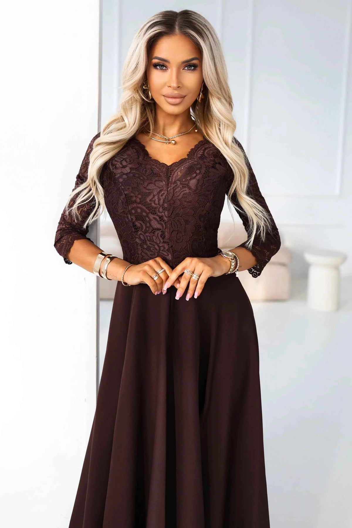 309-14 AMBER Rochie lungă elegantă din dantelă cu decolteu - ciocolatiu
