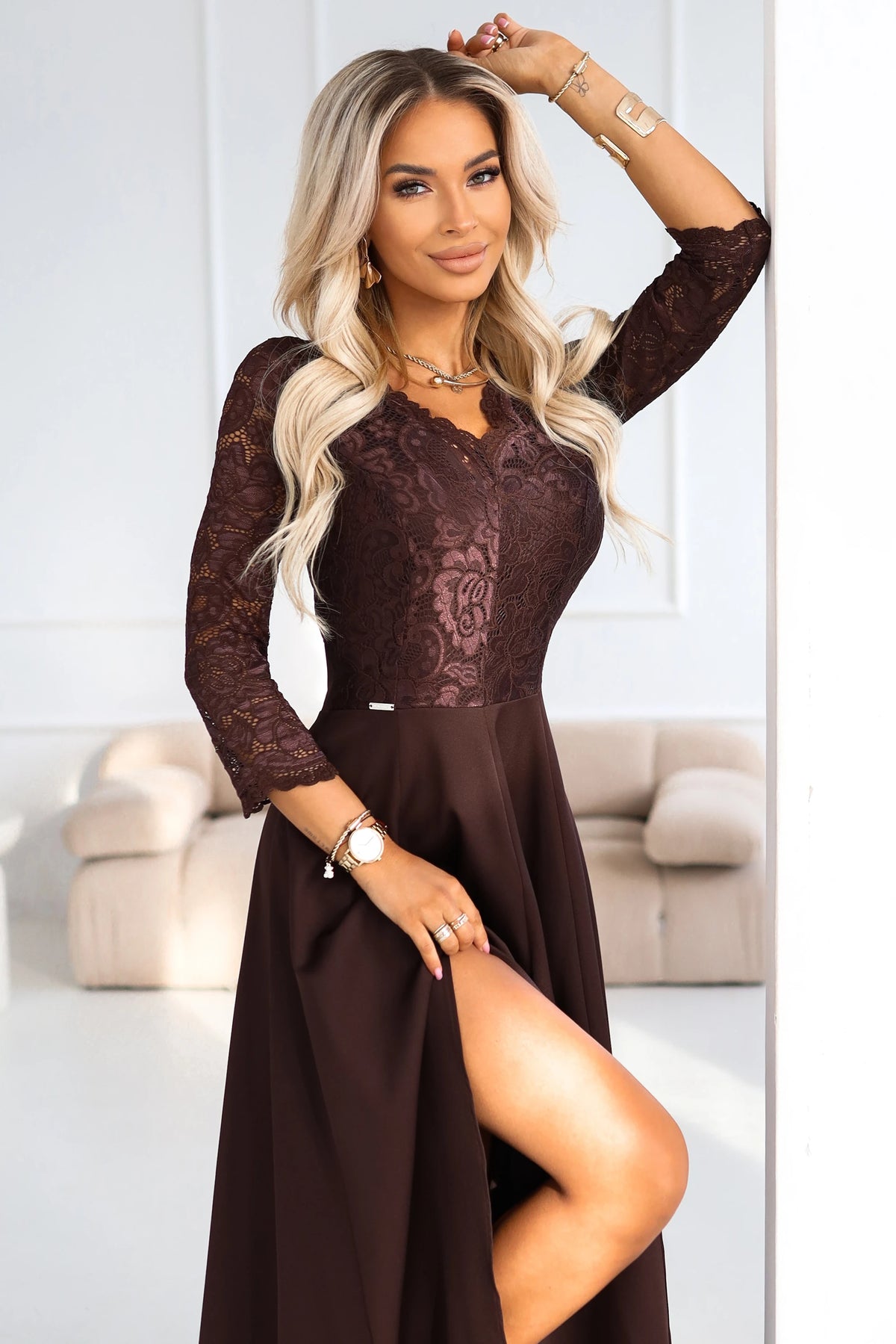 309-14 AMBER Rochie lungă elegantă din dantelă cu decolteu - ciocolatiu