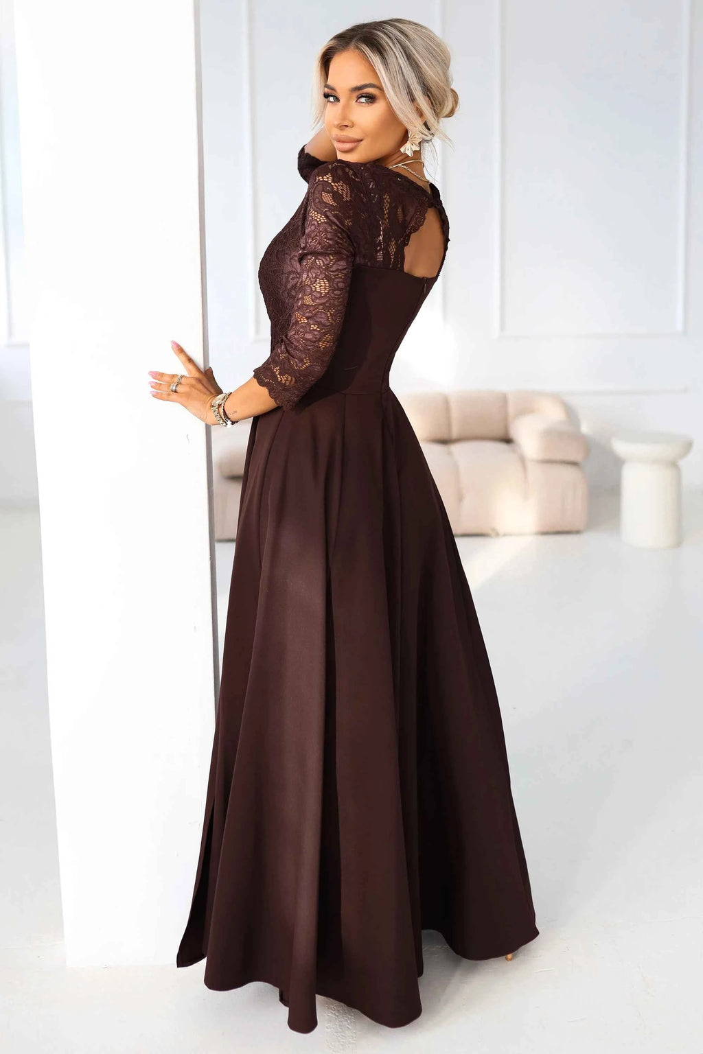 309-14 AMBER Rochie lungă elegantă din dantelă cu decolteu - ciocolatiu