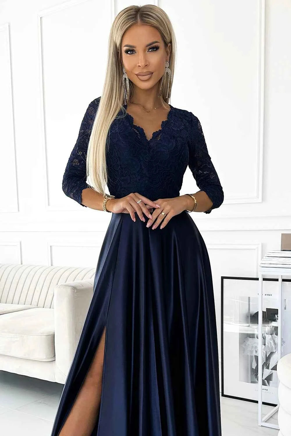 309-7 AMBER rochie lungă din SATIN cu dantelă și decolteu - în culoare NAVY