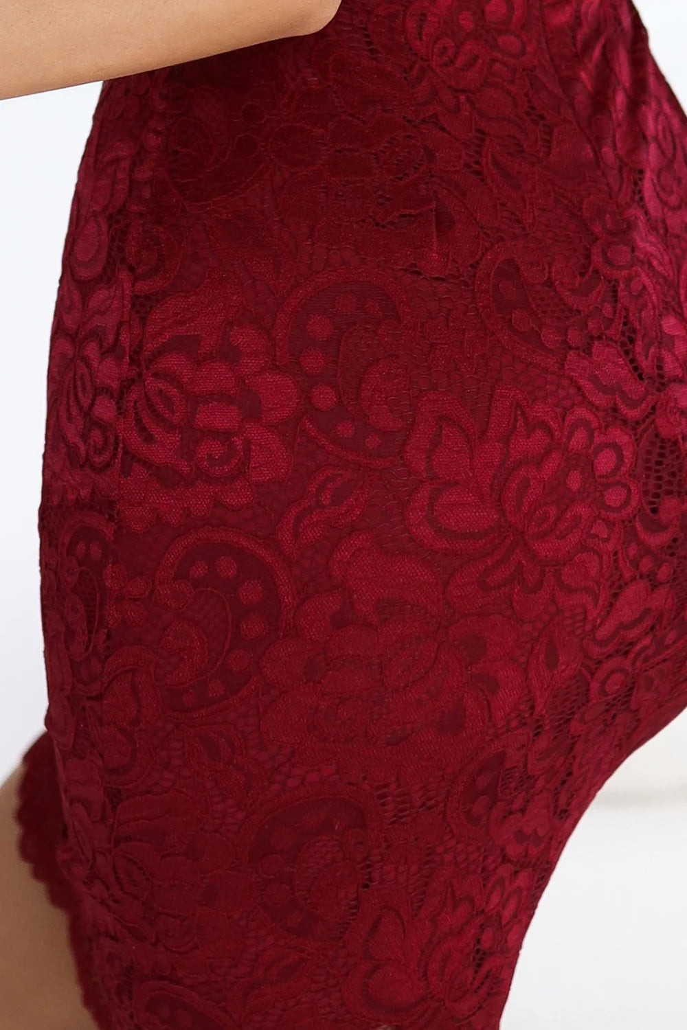 316-12 Rochie din dantelă, cu mâneci scurte și decolteu - vișinie