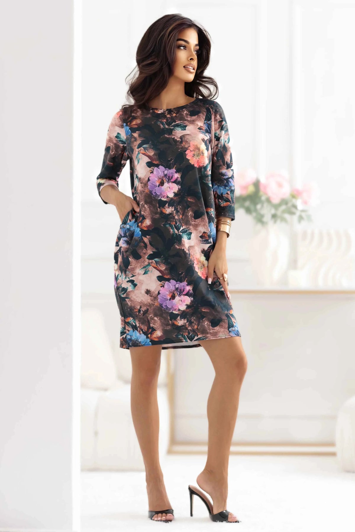 40-18 JOLA Rochie supradimensionată cu buzunare - nuanță ciocolată cu model floral