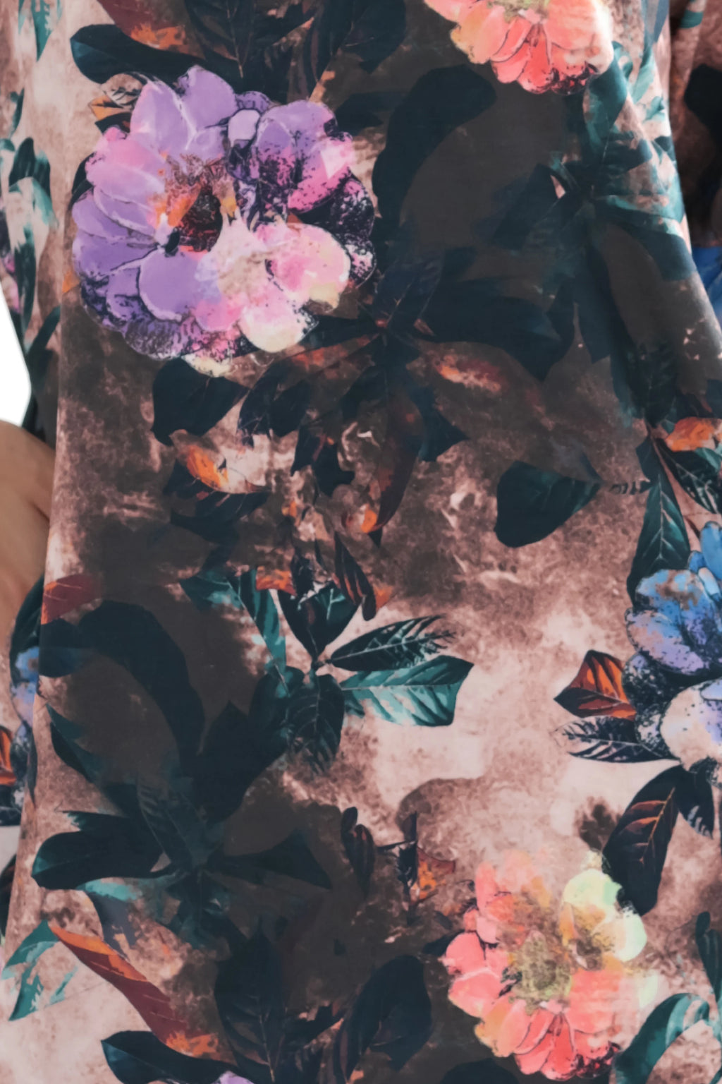 40-18 JOLA Rochie supradimensionată cu buzunare - nuanță ciocolată cu model floral
