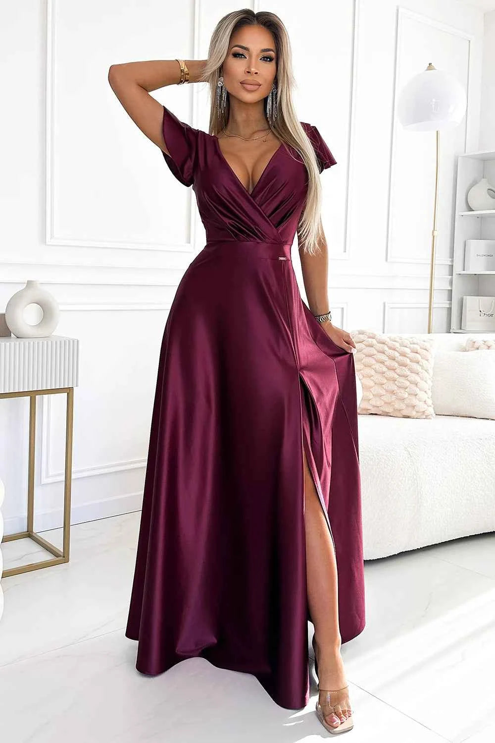 411-10 CRYSTAL rochie lungă satinată cu decolteu - culoare visiniu