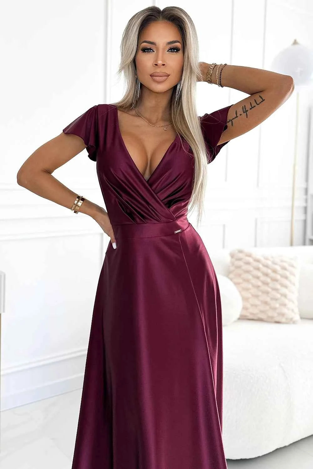 411-10 CRYSTAL rochie lungă satinată cu decolteu - culoare visiniu
