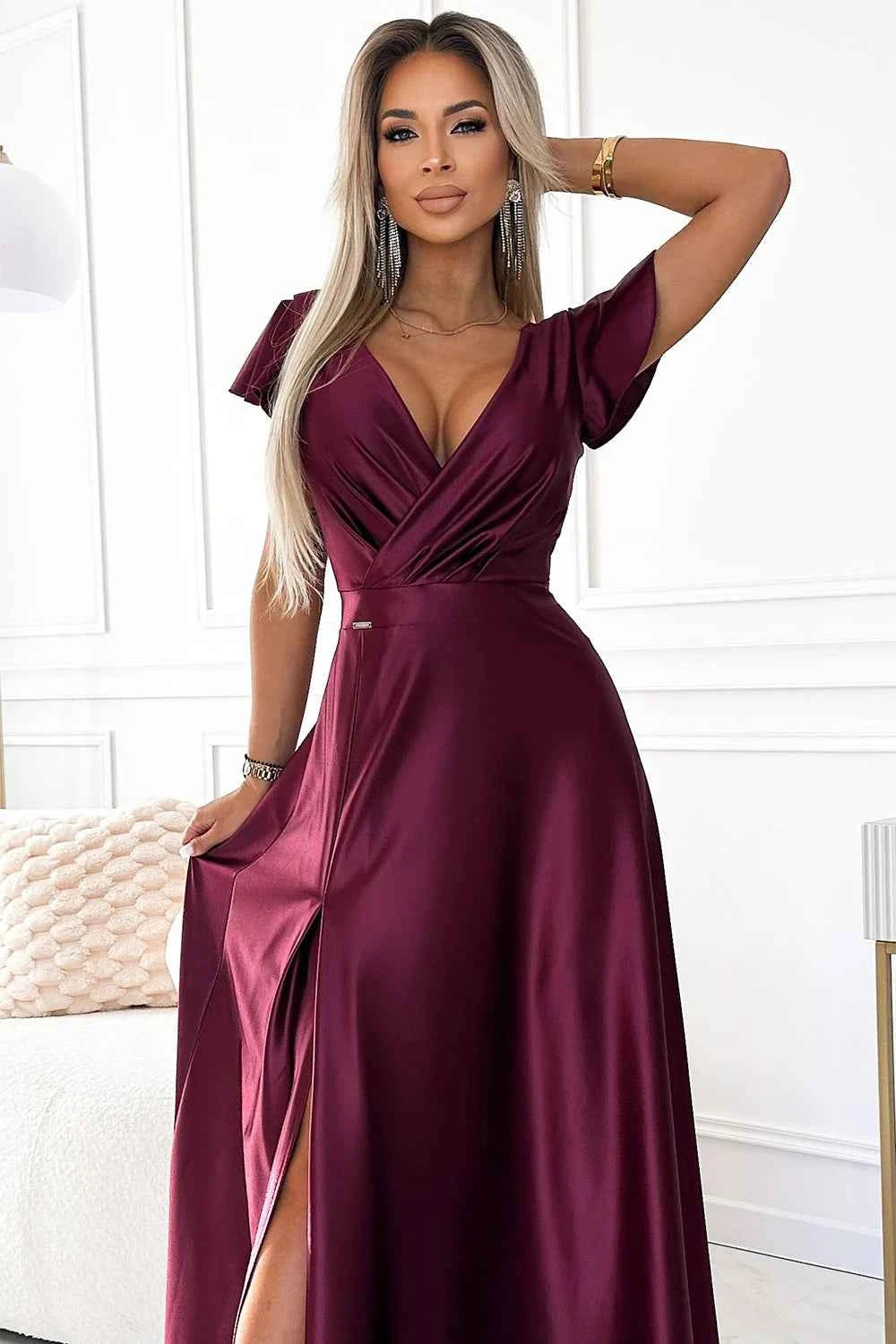 411-10 CRYSTAL rochie lungă satinată cu decolteu - culoare visiniu