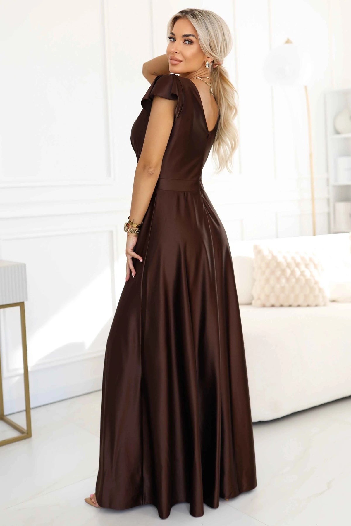 411-15 CRYSTAL Rochie lungă din satin cu decolteu - ciocolatiu