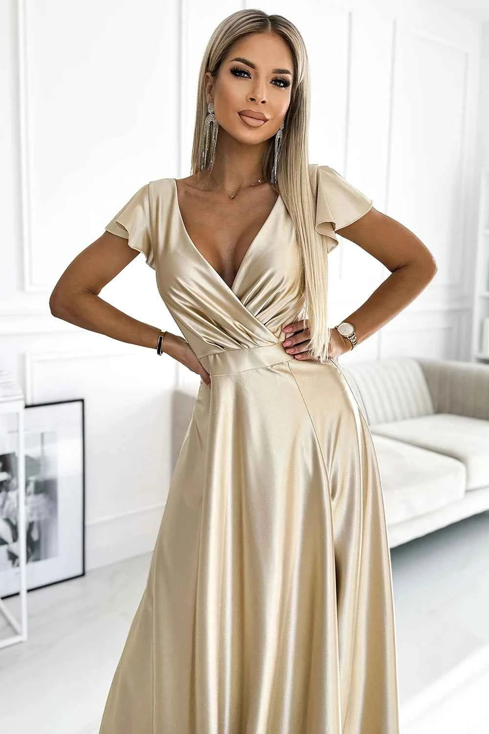 411-7 CRYSTAL rochie lungă satinată cu decolteu - AURIE