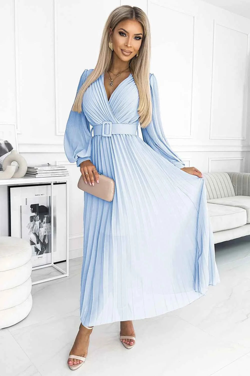 414-10 KLARA rochie plisată cu centură și decolteu - culoare albastru deschis
