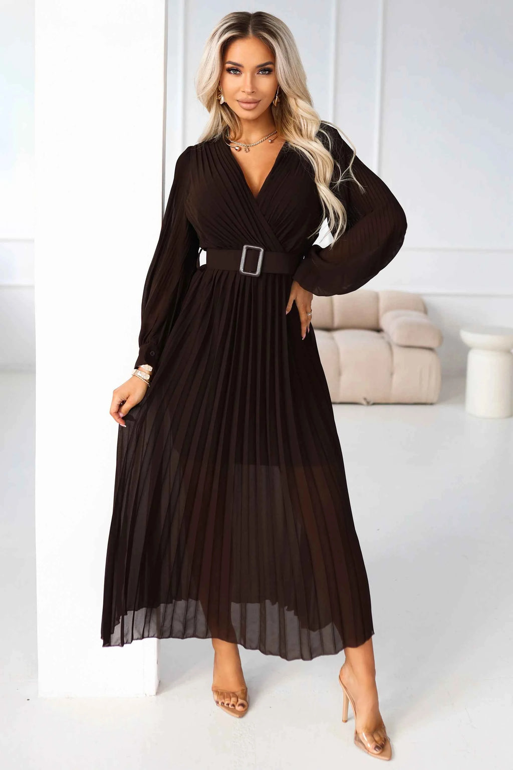414-11 KLARA Rochie midi elegantă, plisată, cu curea și decolteu - ciocolatiu