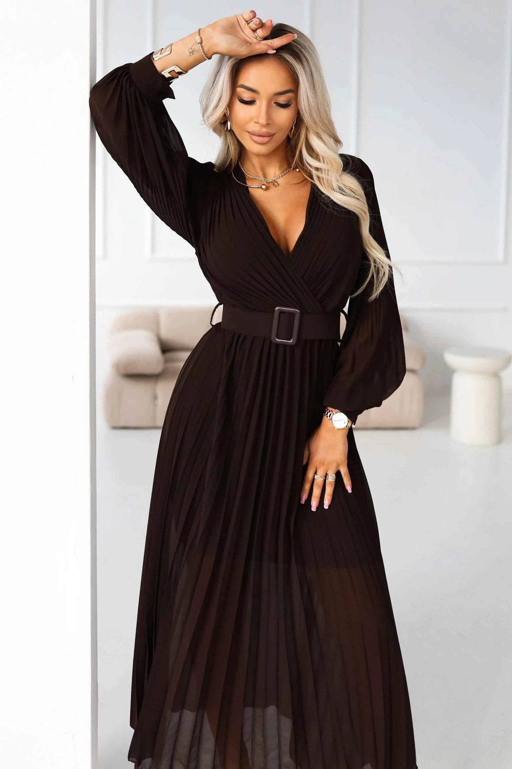 414-11 KLARA Rochie midi elegantă, plisată, cu curea și decolteu - ciocolatiu