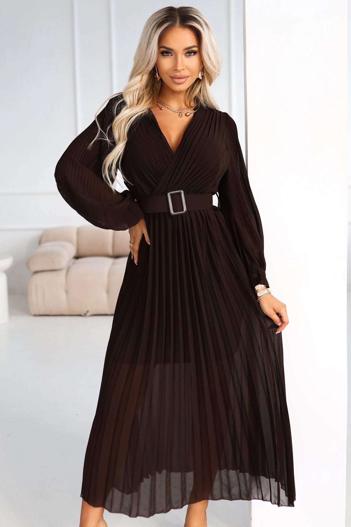 414-11 KLARA Rochie midi elegantă, plisată, cu curea și decolteu - ciocolatiu