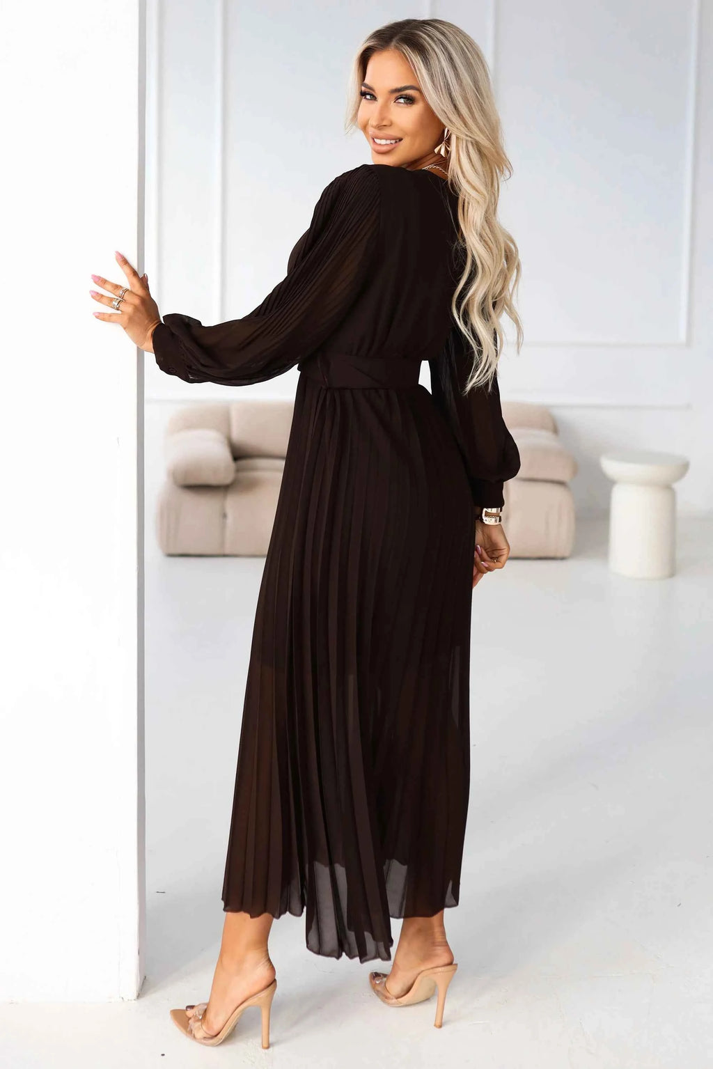 414-11 KLARA Rochie midi elegantă, plisată, cu curea și decolteu - ciocolatiu