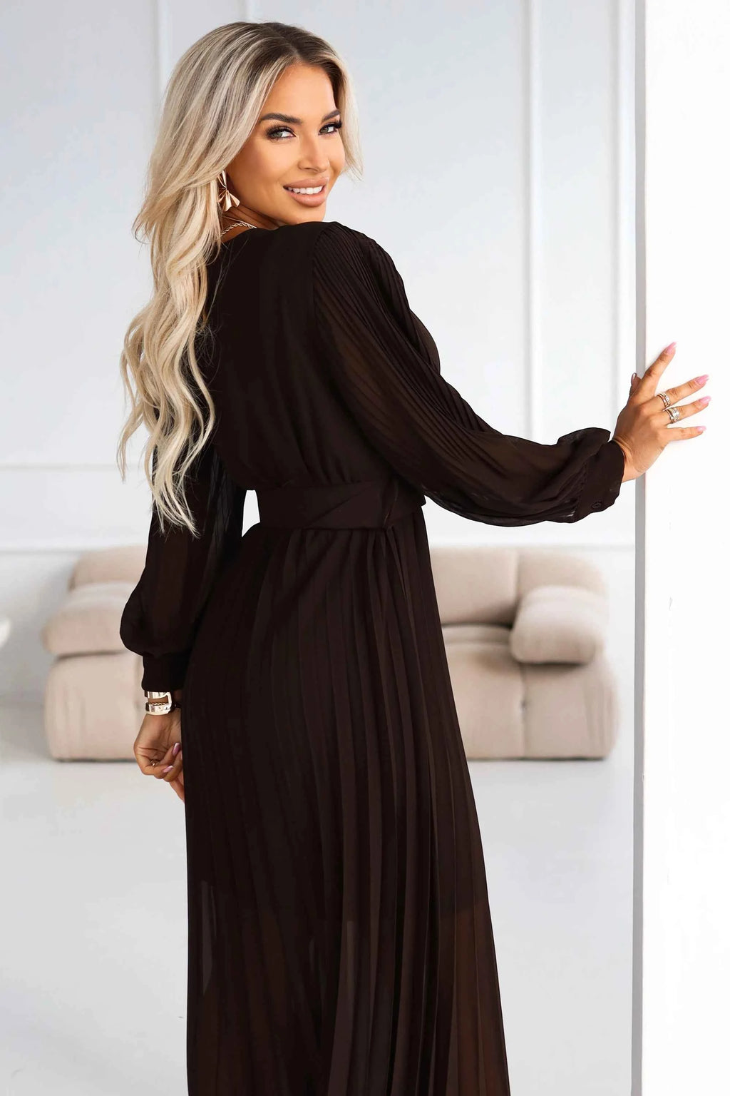 414-11 KLARA Rochie midi elegantă, plisată, cu curea și decolteu - ciocolatiu
