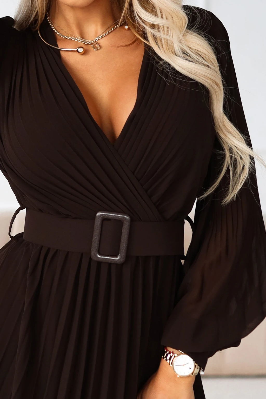 414-11 KLARA Rochie midi elegantă, plisată, cu curea și decolteu - ciocolatiu
