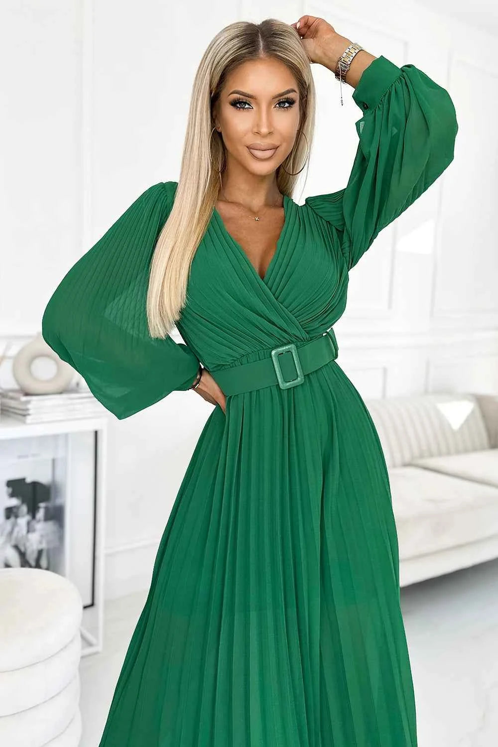 414-3 KLARA rochie plisată cu centură și decolteu - VERDE DESCHIS