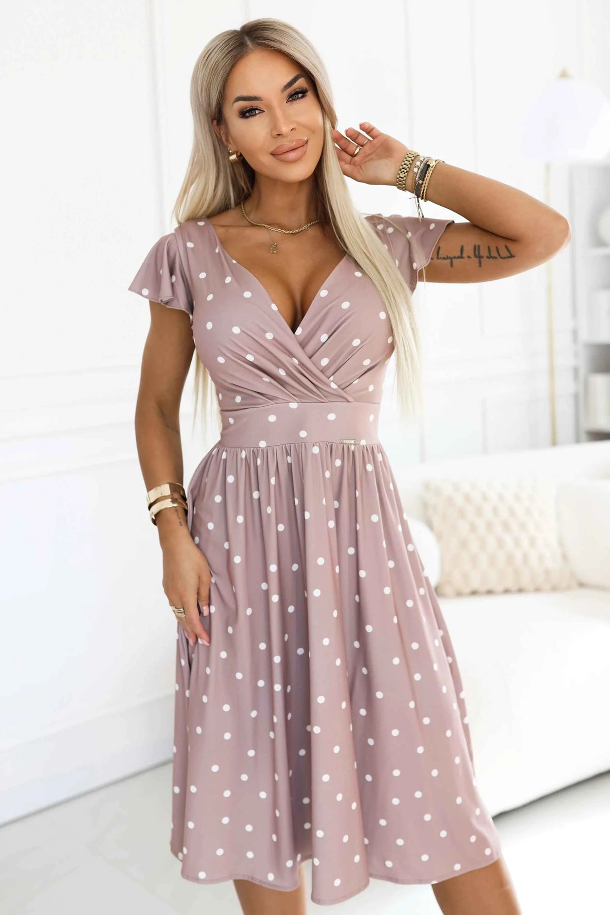 425-16 MATILDE Rochie midi evazată cu decolteu plic și mâneci scurte - bej cu buline