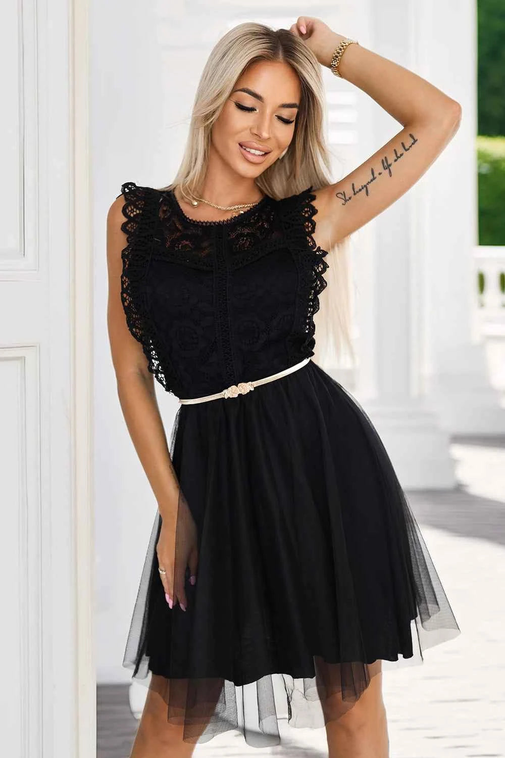 454-5 GRETA Rochie din dantelă cu fustă din tul și curea aurie - neagră