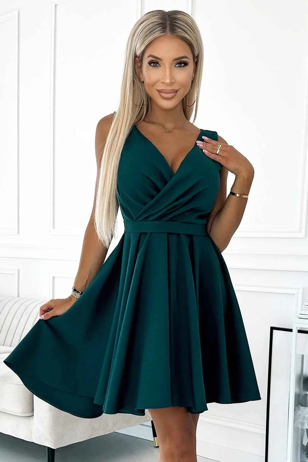 478-3 MAYA Rochie cu spatele mai lung, decolteu și cordon - VERDE STICLĂ