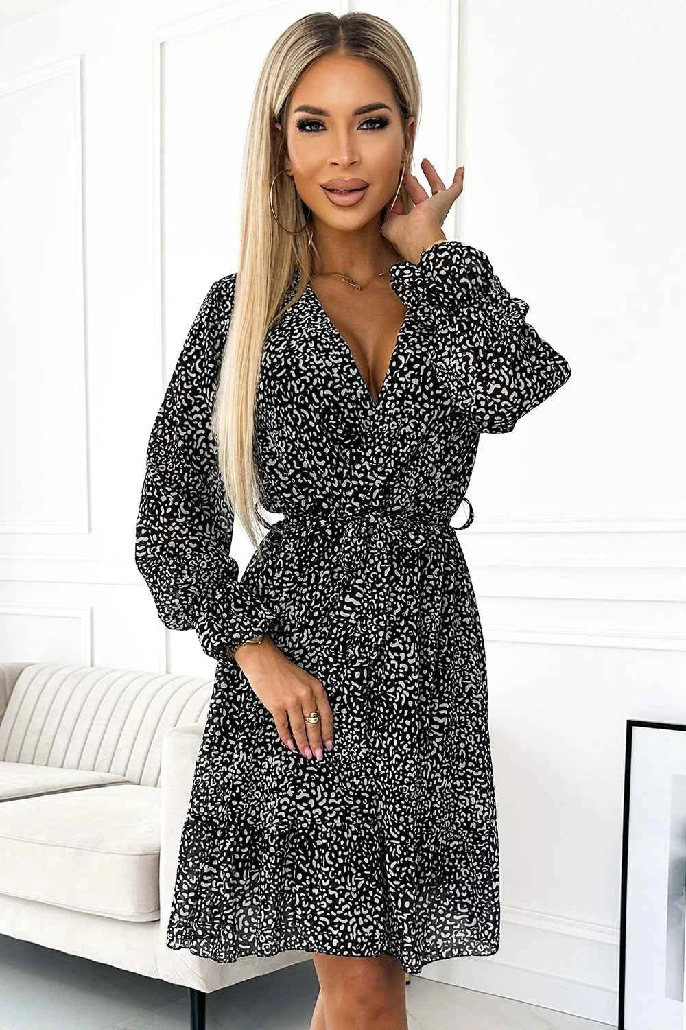 506-1 Rochie șifon cu decolteu, volan și curea - model alb-negru