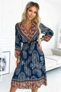 510-1 Rochie midi plisată cu decolteu, mânecă lungă și curea neagră - model albastru-maro