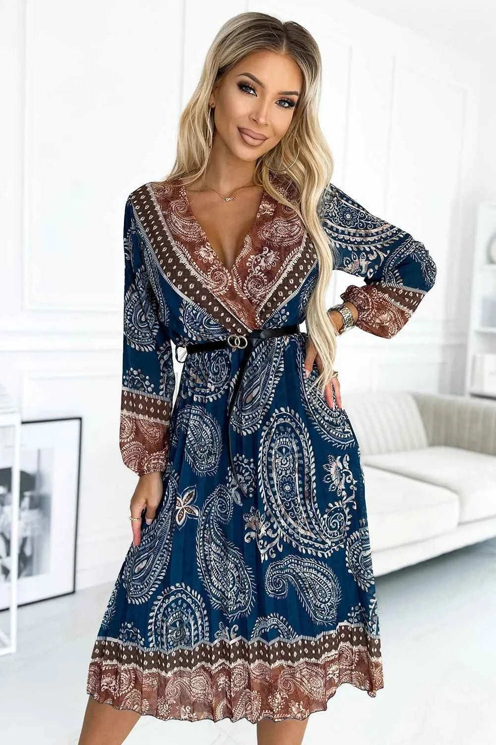 510-1 Rochie midi plisată cu decolteu, mânecă lungă și curea neagră - model albastru-maro