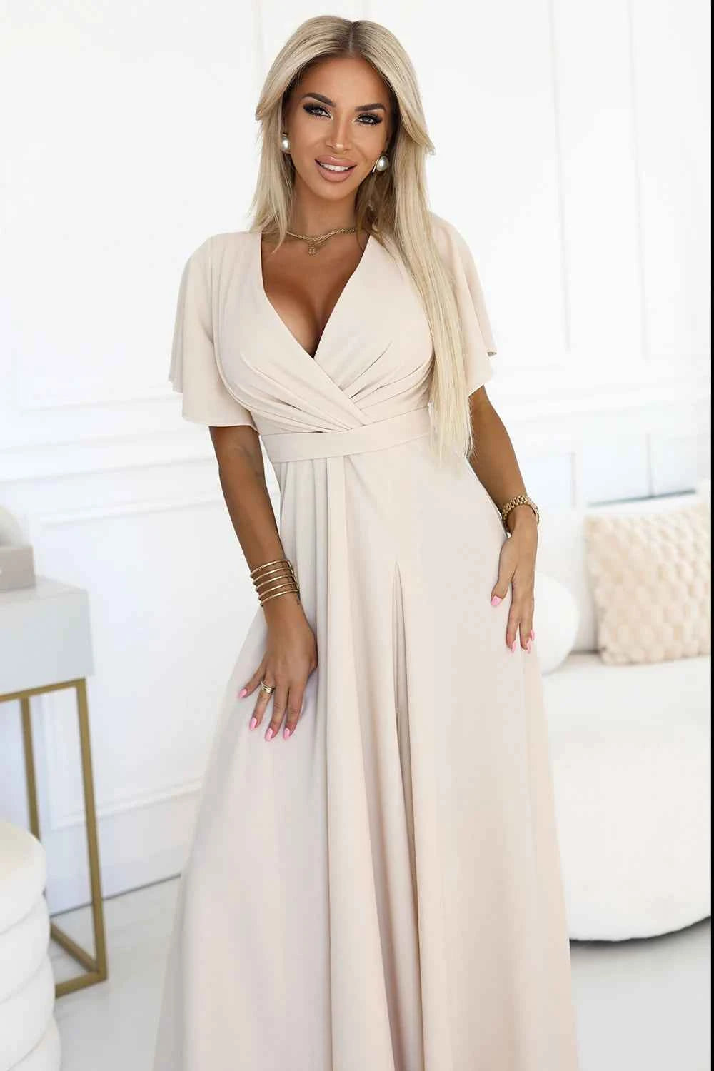 581-6 JENNIFER Rochie lungă cu crăpătură pe picior, mâneci și decolteu - bej
