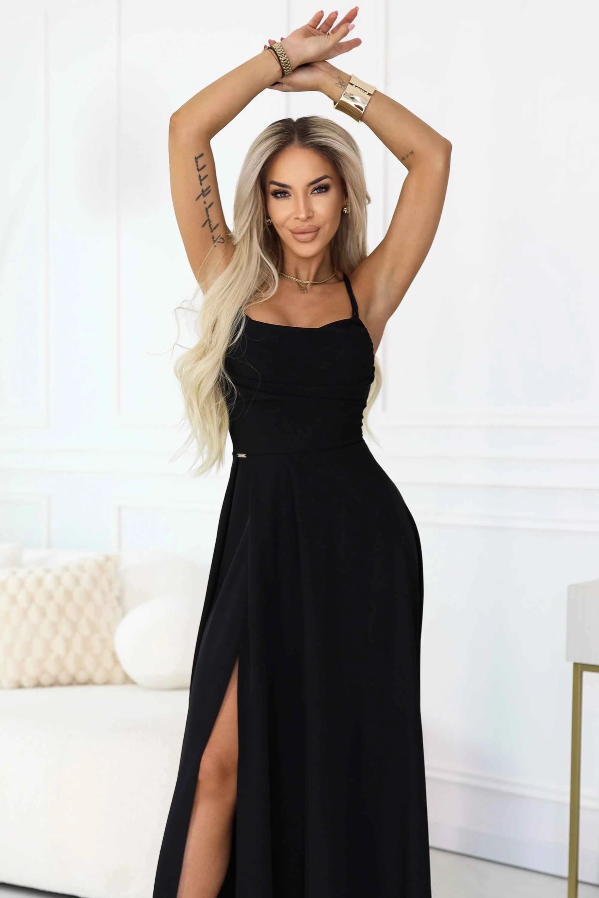589-5 Rochie maxi cu bretele, corset la spate și crăpătură - neagră