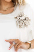 592-1 Bluza confortabila cu aplicatie florala pe umar - ecru
