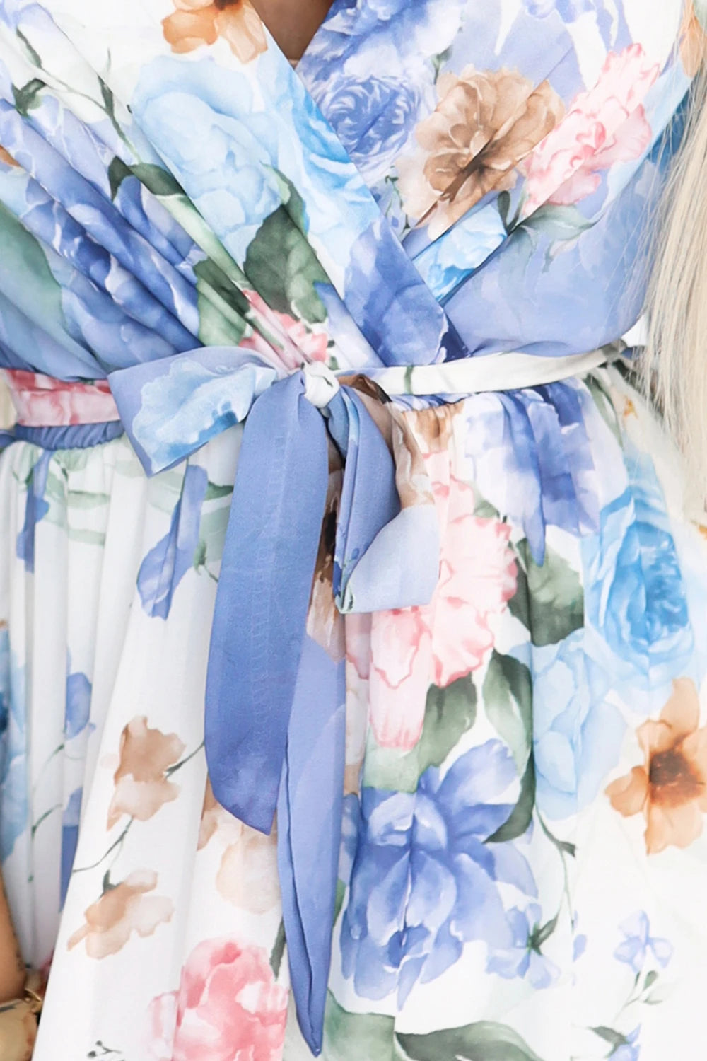 603-3 Rochie maxi vaporoasă, înfășurată, cu model floral - trandafiri albaștri