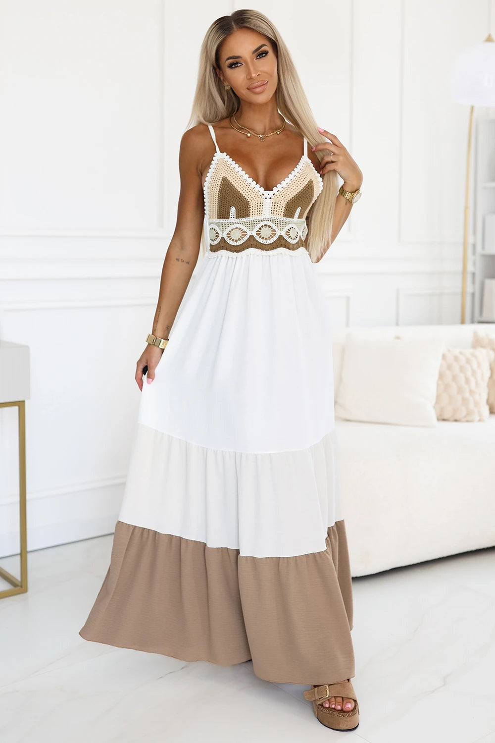 612-1 Rochie lungă bej și albă, fără bretele, cu top croșetat - boho