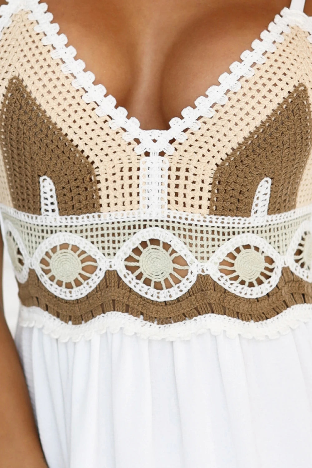 612-1 Rochie lungă bej și albă, fără bretele, cu top croșetat - boho