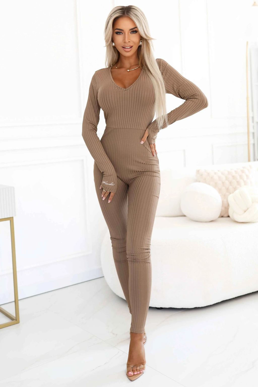 619-1 Salopetă de damă confortabilă și elegantă, cu decolteu, cu nervuri - spumă mocha