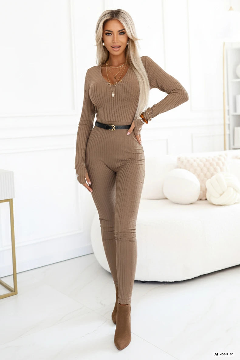 619-1 Salopetă de damă confortabilă și elegantă, cu decolteu, cu nervuri - spumă mocha