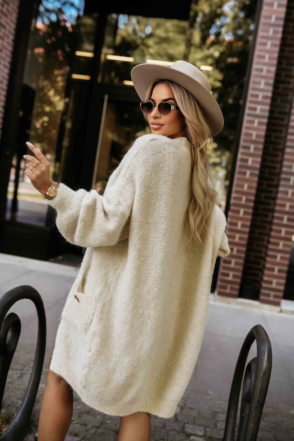628-1 Cardigan supradimensionat la modă, cu broșă decorativă și buzunare practice - bej