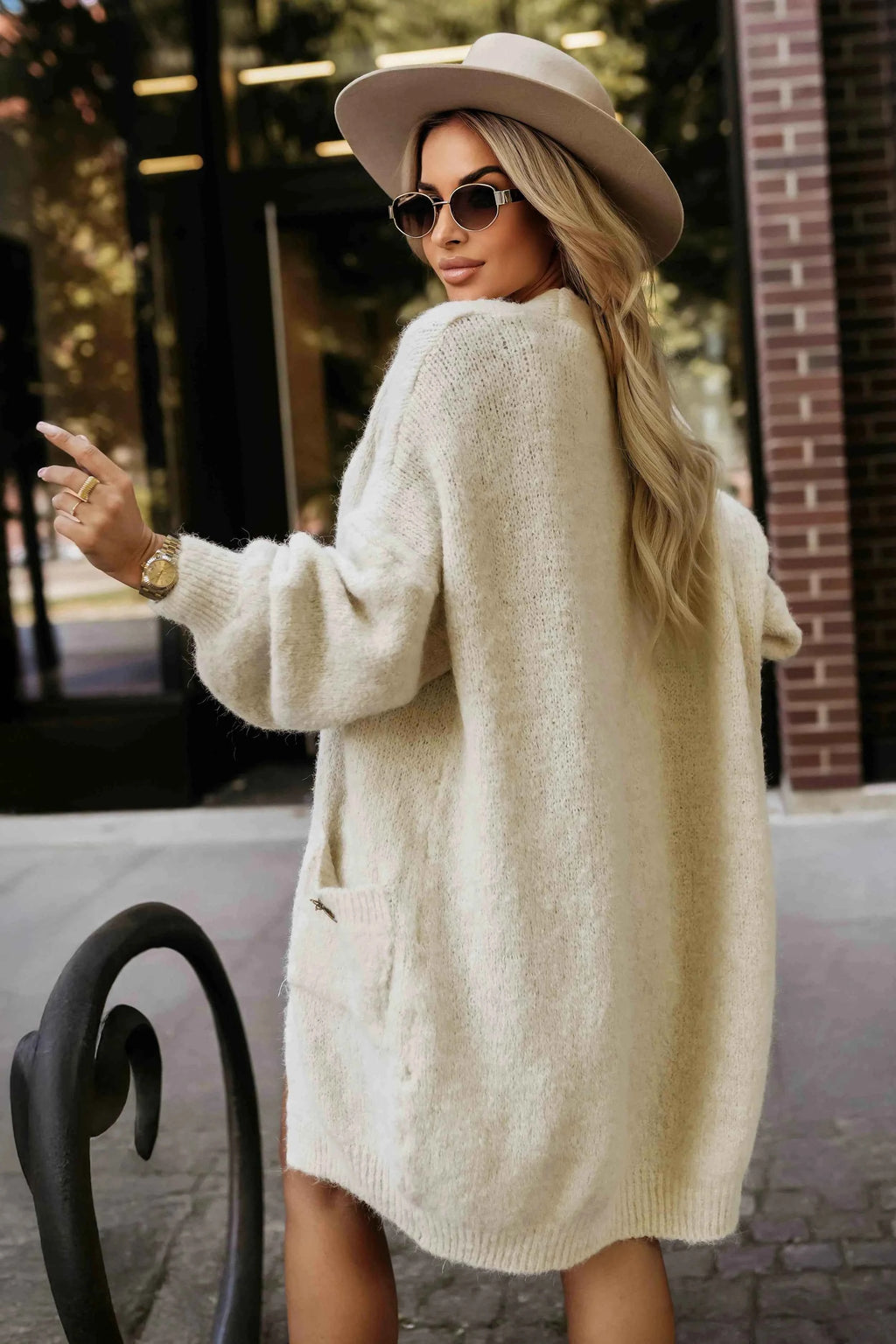 628-1 Cardigan supradimensionat la modă, cu broșă decorativă și buzunare practice - bej