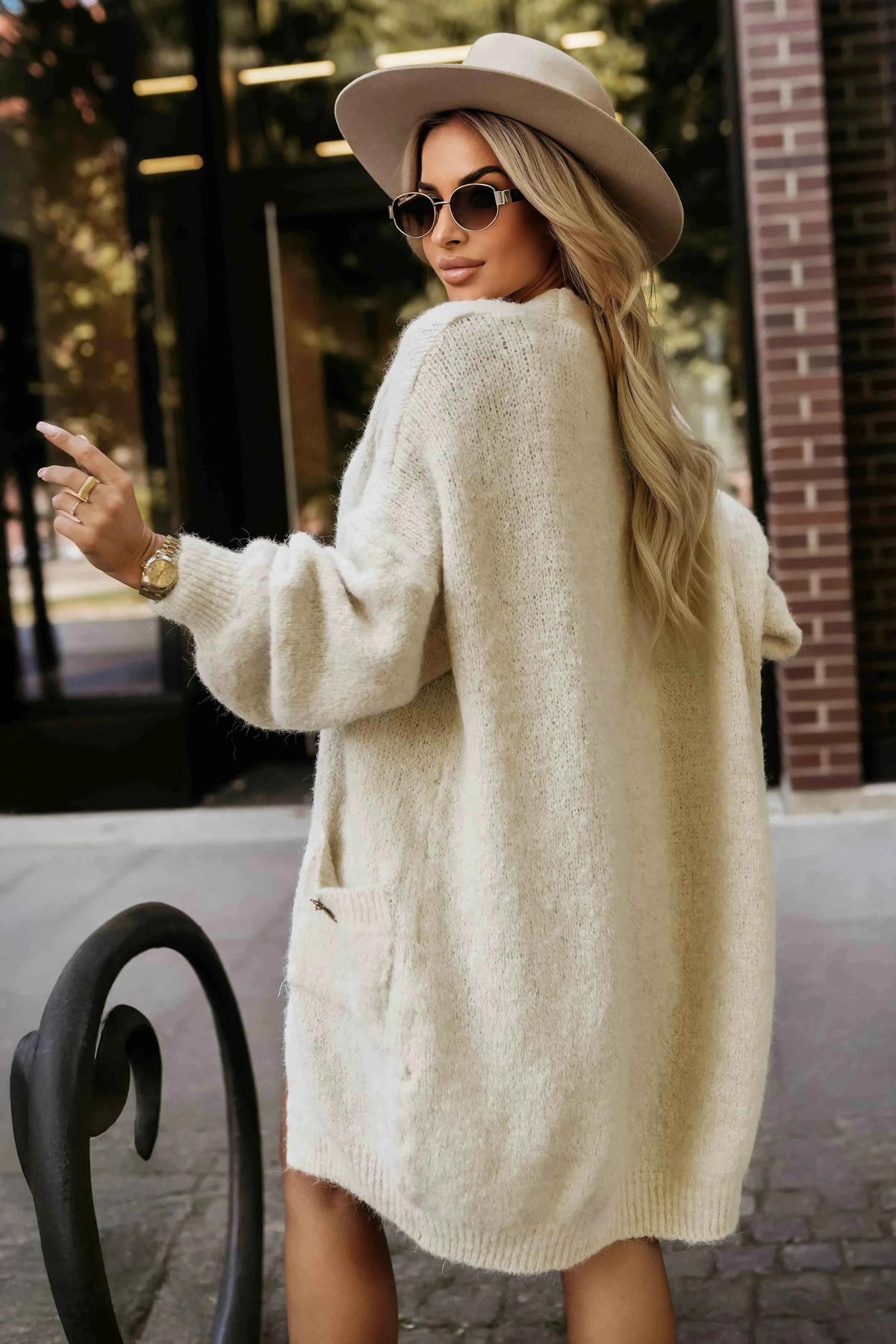 628-1 Cardigan supradimensionat la modă, cu broșă decorativă și buzunare practice - bej