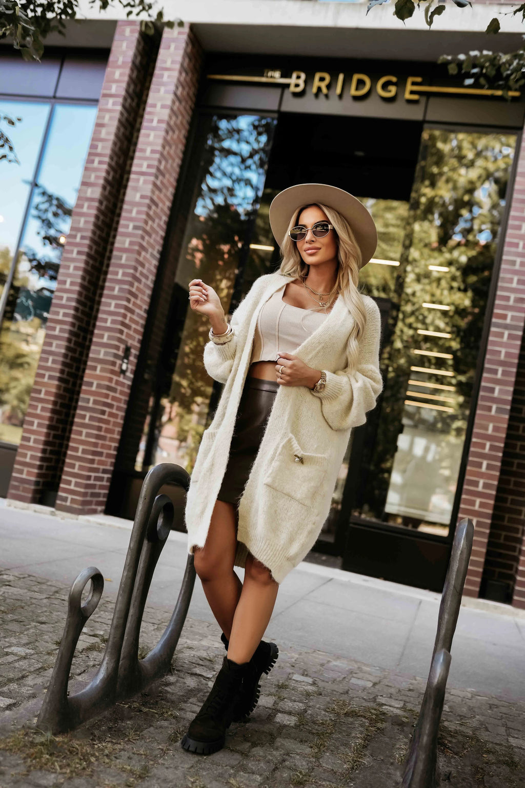 628-1 Cardigan supradimensionat la modă, cu broșă decorativă și buzunare practice - bej