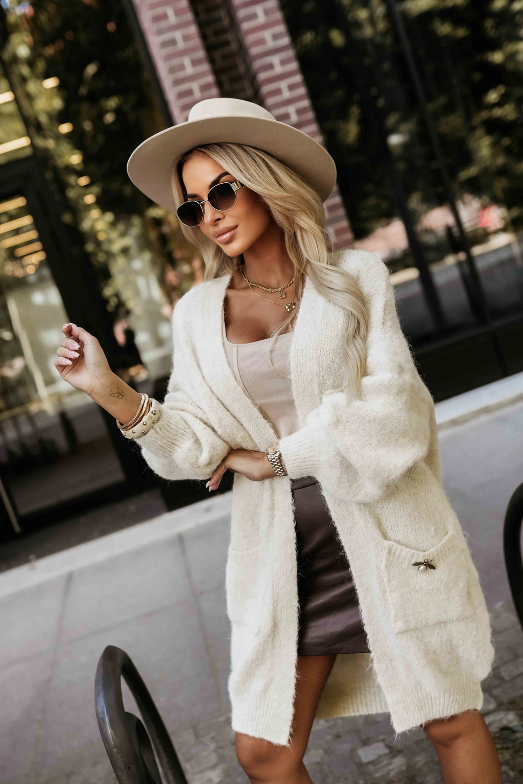628-1 Cardigan supradimensionat la modă, cu broșă decorativă și buzunare practice - bej