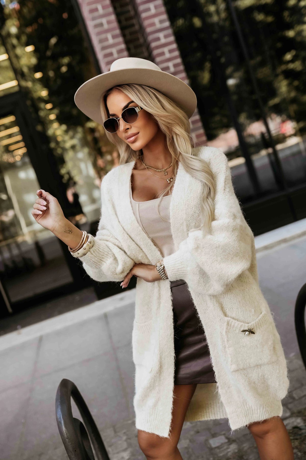 628-1 Cardigan supradimensionat la modă, cu broșă decorativă și buzunare practice - bej