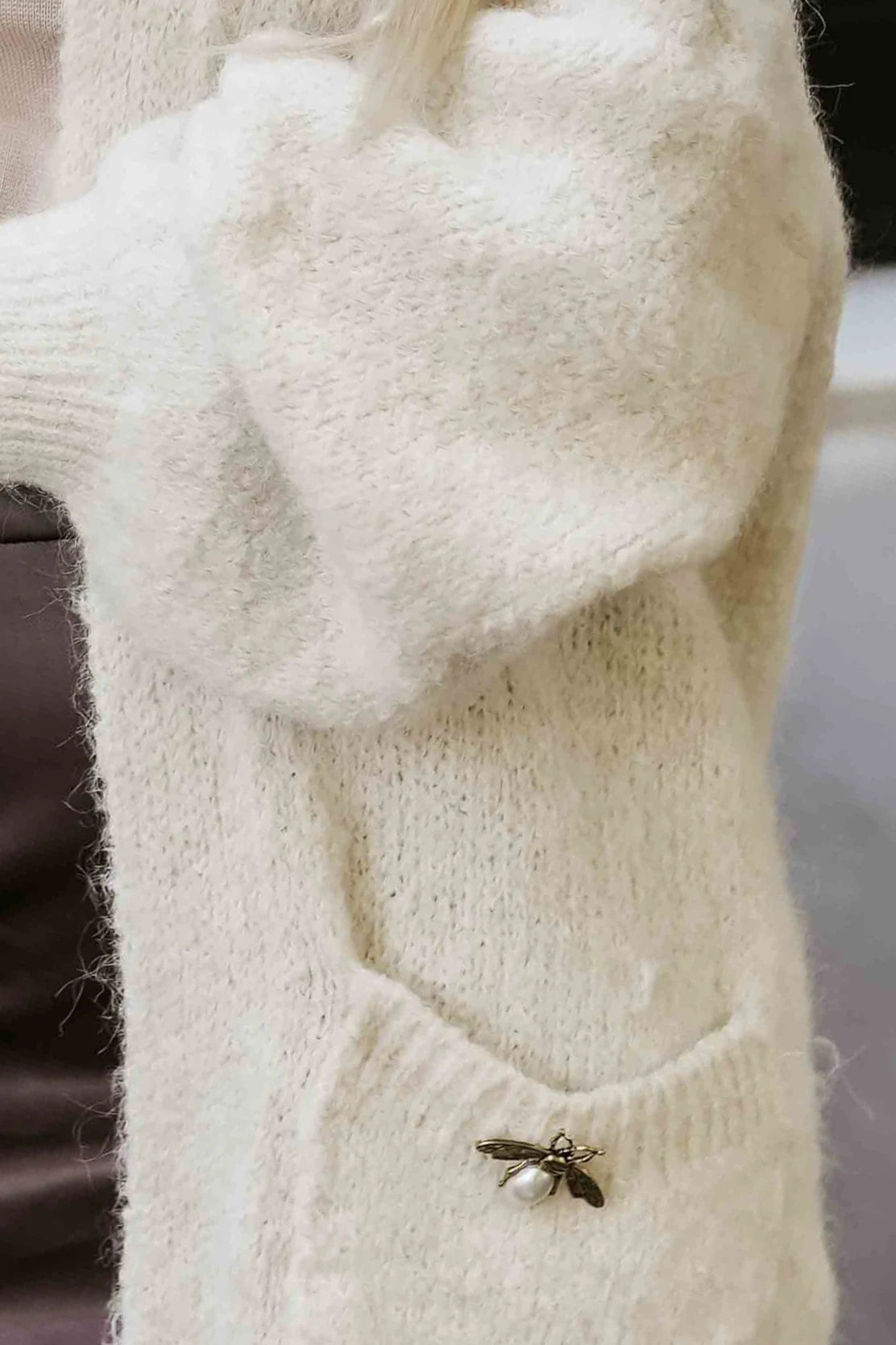 628-1 Cardigan supradimensionat la modă, cu broșă decorativă și buzunare practice - bej